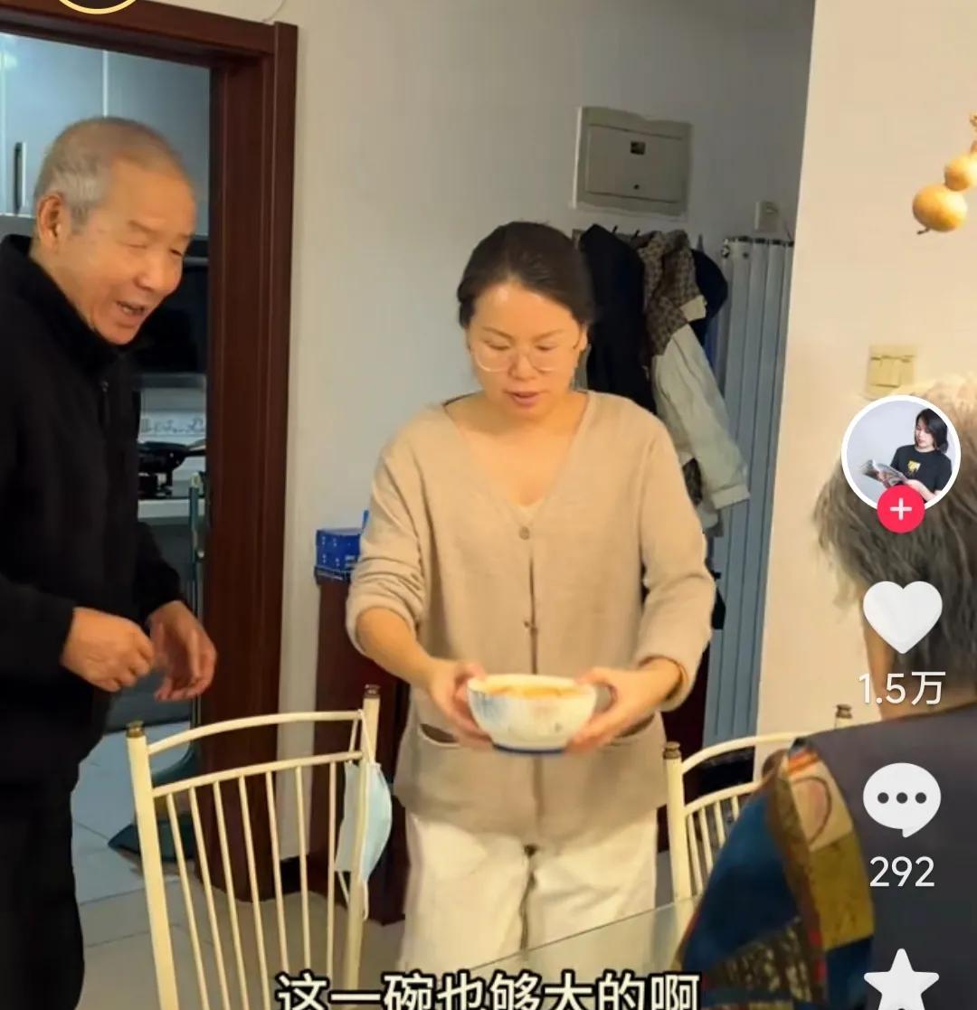 小二公公说出了大实话……老人家住院输液数日，儿子小二杰因工作繁忙未能及时