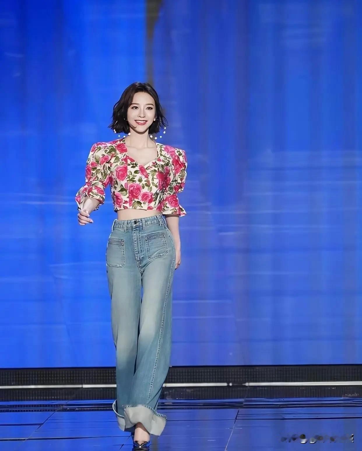 越来越多女生穿这种大裤子了，实在搞不动！