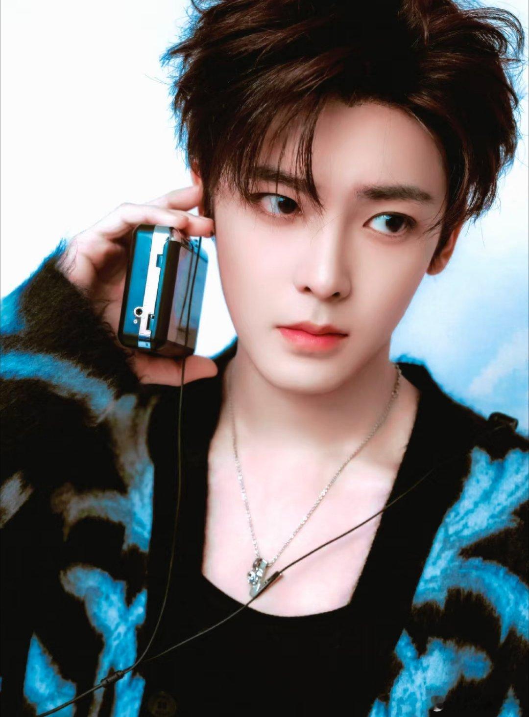 1、真有点心疼檀健次电影《空枪》都官宣了，结果就只宣了导演和朱一龙，网传的另一位