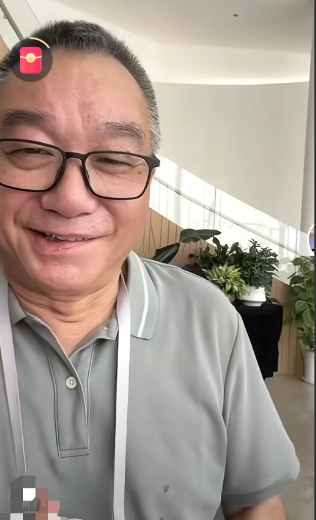 乔任梁爸爸的嘴越看越明显歪，已经瞒不住了！乔爸爸和乔妈妈在线上感谢乔任梁的粉