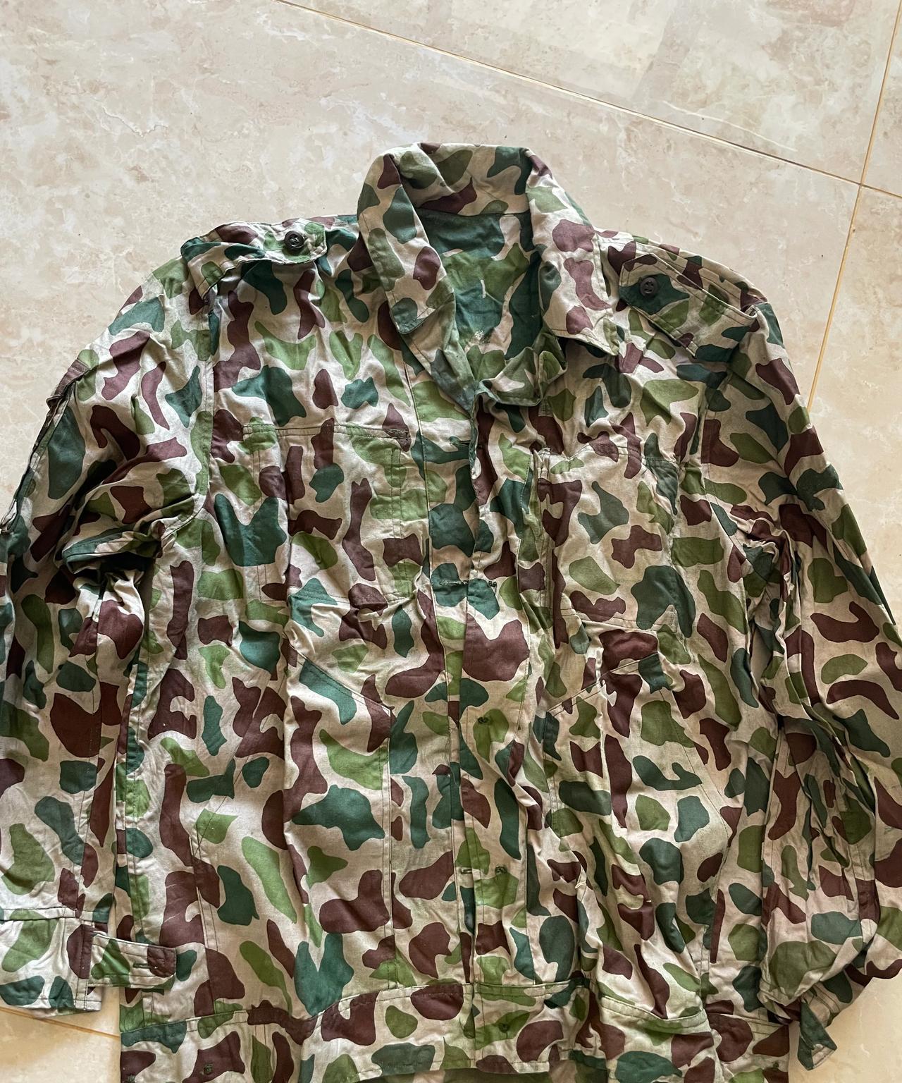 解放军的第一套迷彩服是81式伪装衣，俗称“大五叶迷彩服”。20世纪70年代末至