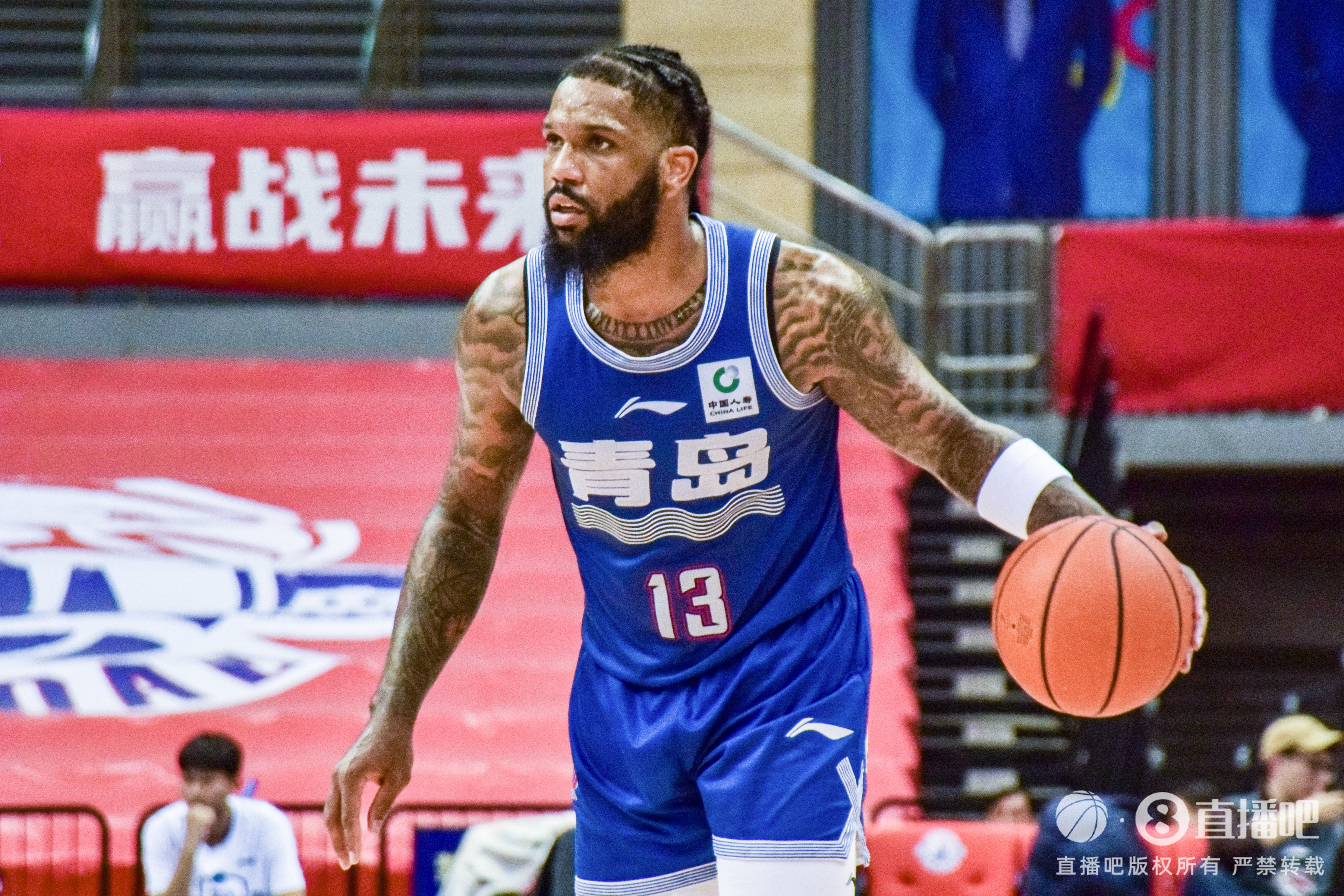 媒体人: 鲍威尔今天到山东报道 他非常积极 也是主动要求早到早练