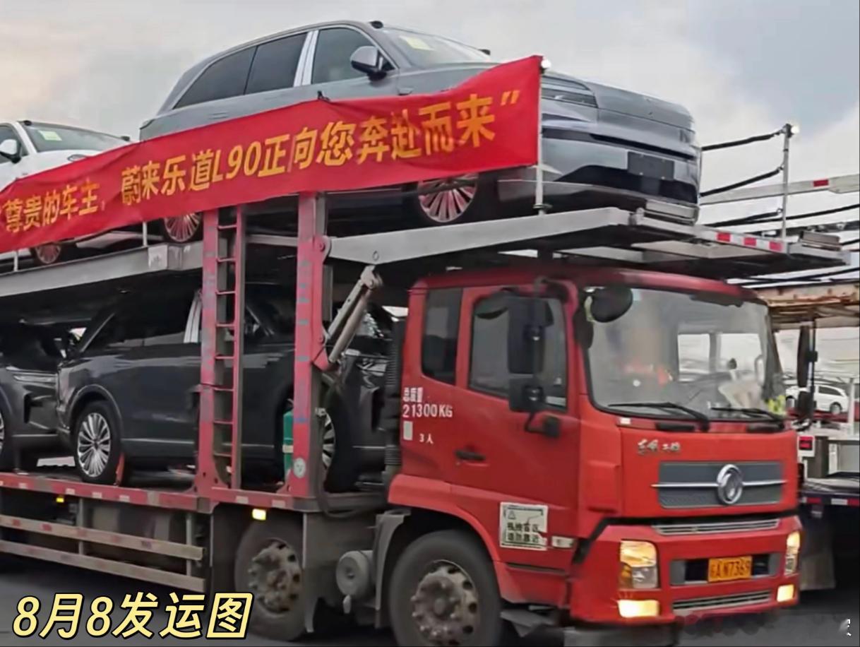 我曾经有个同事的口头禅：做事不积极，吃屎都抢不到热乎的。我今儿看到两张图，唉..