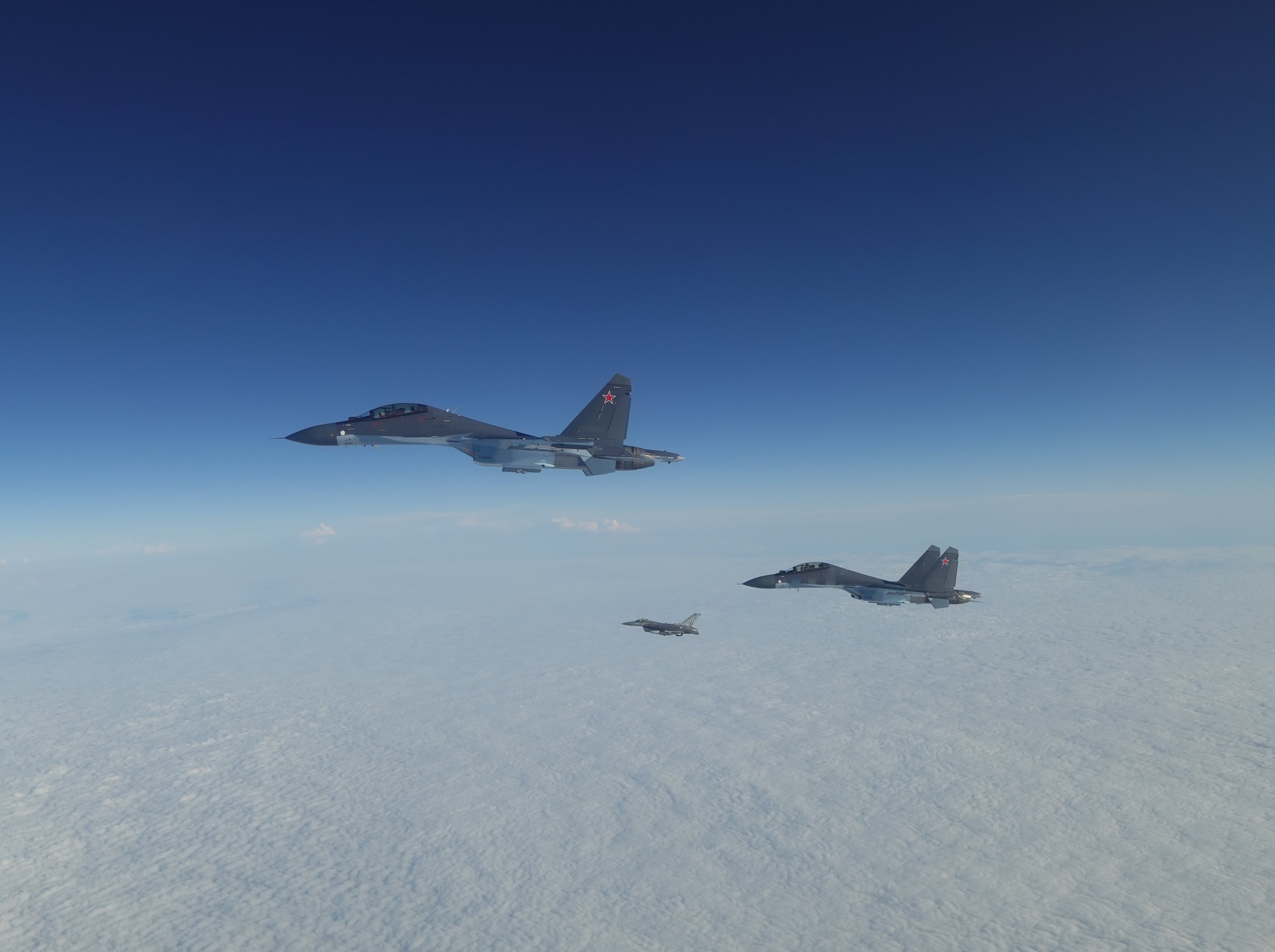 伊尔库茨克航空工厂向俄罗斯海军航空兵交付的2架新批次苏-30SM2在飞赴驻地中途