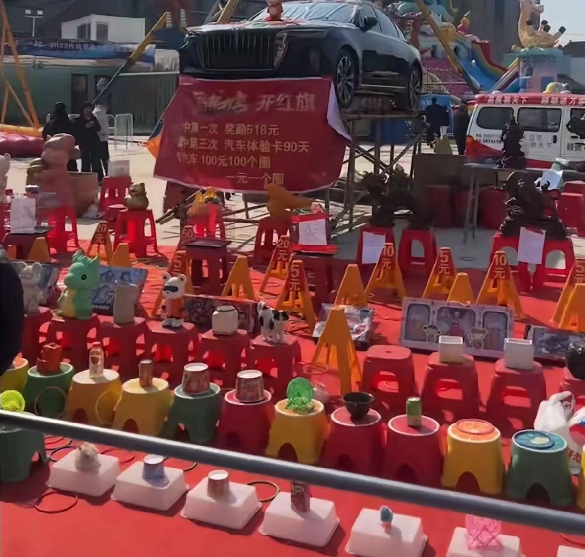 事情发生在济宁曲阜，男子花5000多块钱套圈，结果套中了一辆汽车，正当他兴高采