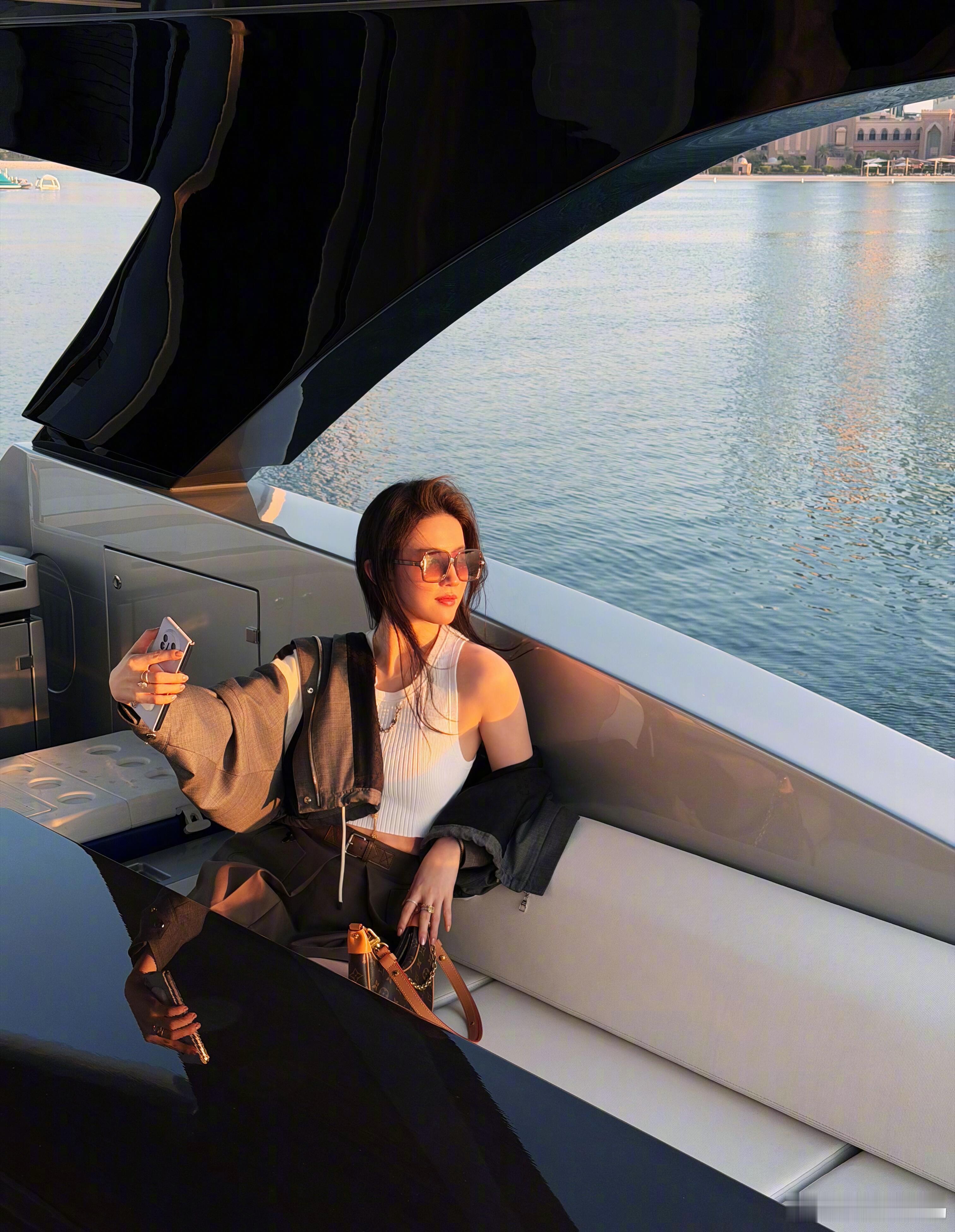 刘亦菲更新游艇美照，好随性帅气，肤白貌美大长腿具象化！！