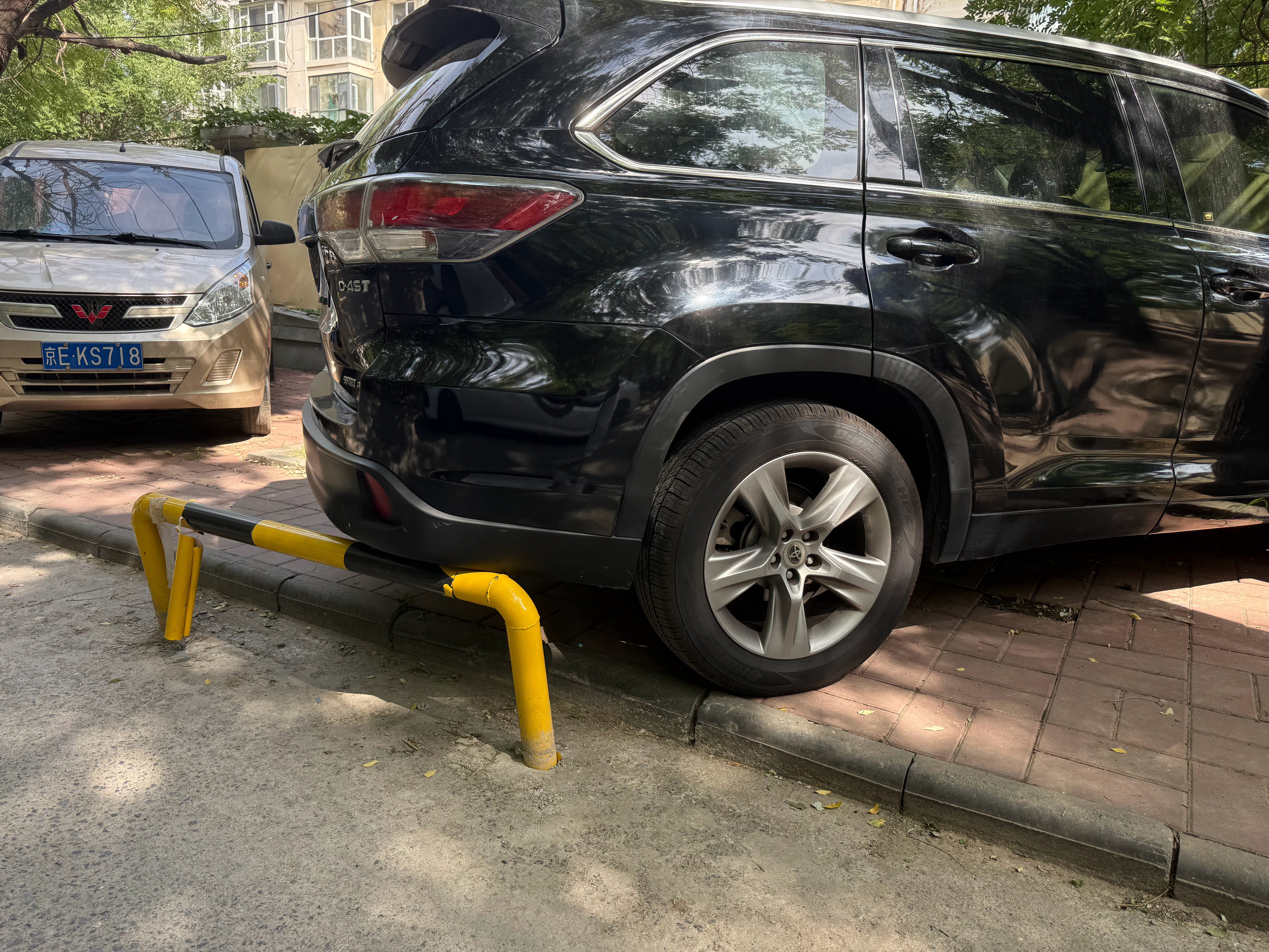 坏了坏了这下好了好了好了这下坏了装上护栏乱停的车出不来了