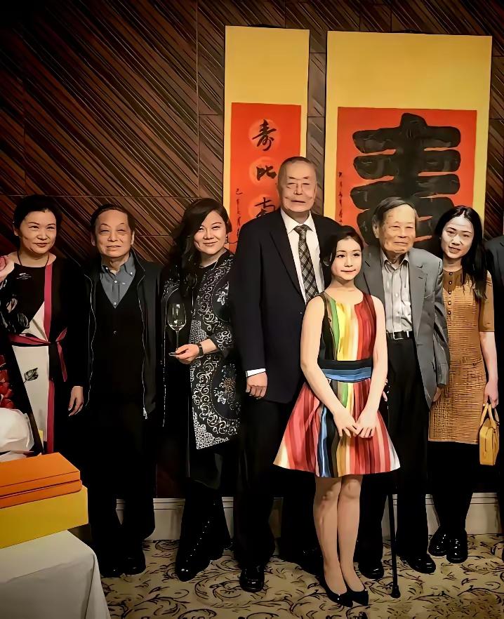 1、韩美林（89岁）与周建萍（61岁）。韩美林，是当代艺术泰斗，创作横跨绘画、