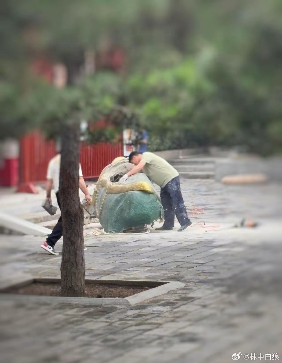 北京普度寺有座多尔衮雕像，刚刚被拆除了。