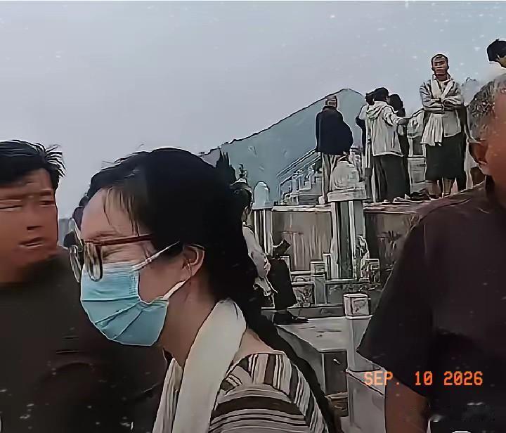 网上有说法称郭爸墓碑上刻着“长子郭威，次子姚策”，丧事由郭威张罗，儿媳田静及其一