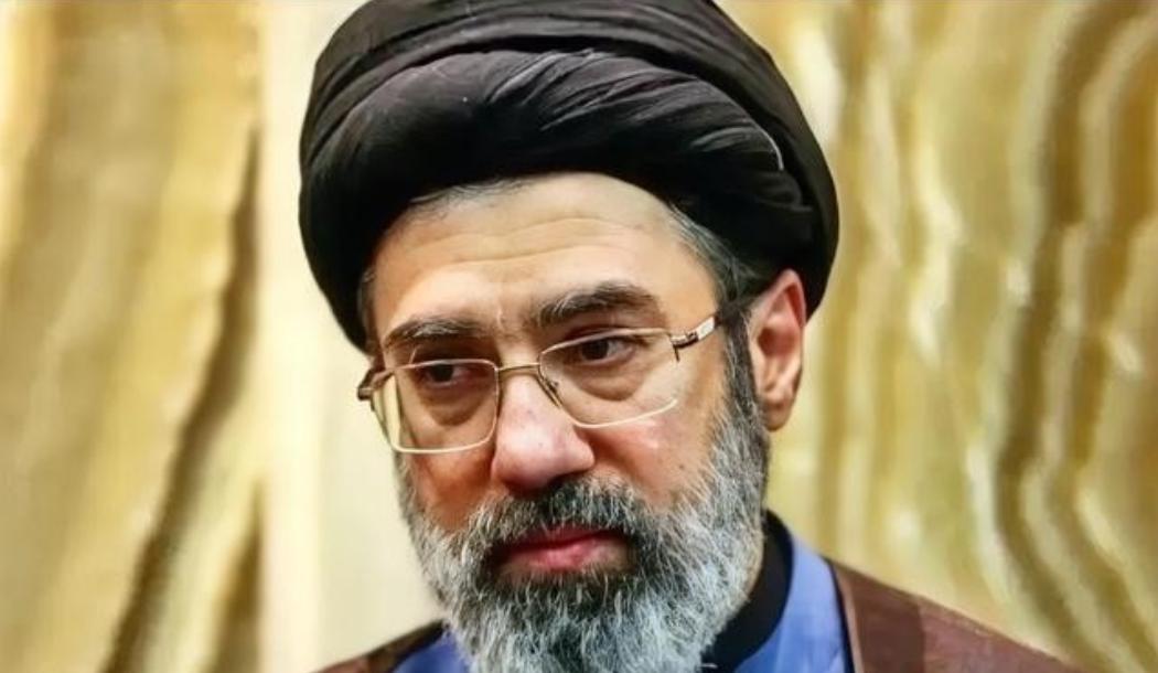 路透社突然曝出惊天内幕！伊朗新任最高领袖穆杰塔巴·哈梅内伊，不仅脸部在袭击中严重