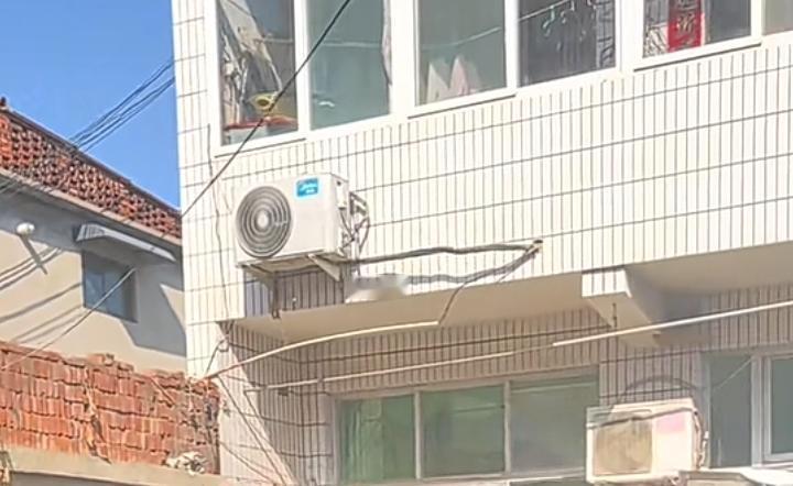 崔某路家今天哭天喊地，他的亲朋好友站在他们家院子里，前面两个男性一高一矮愤怒发言