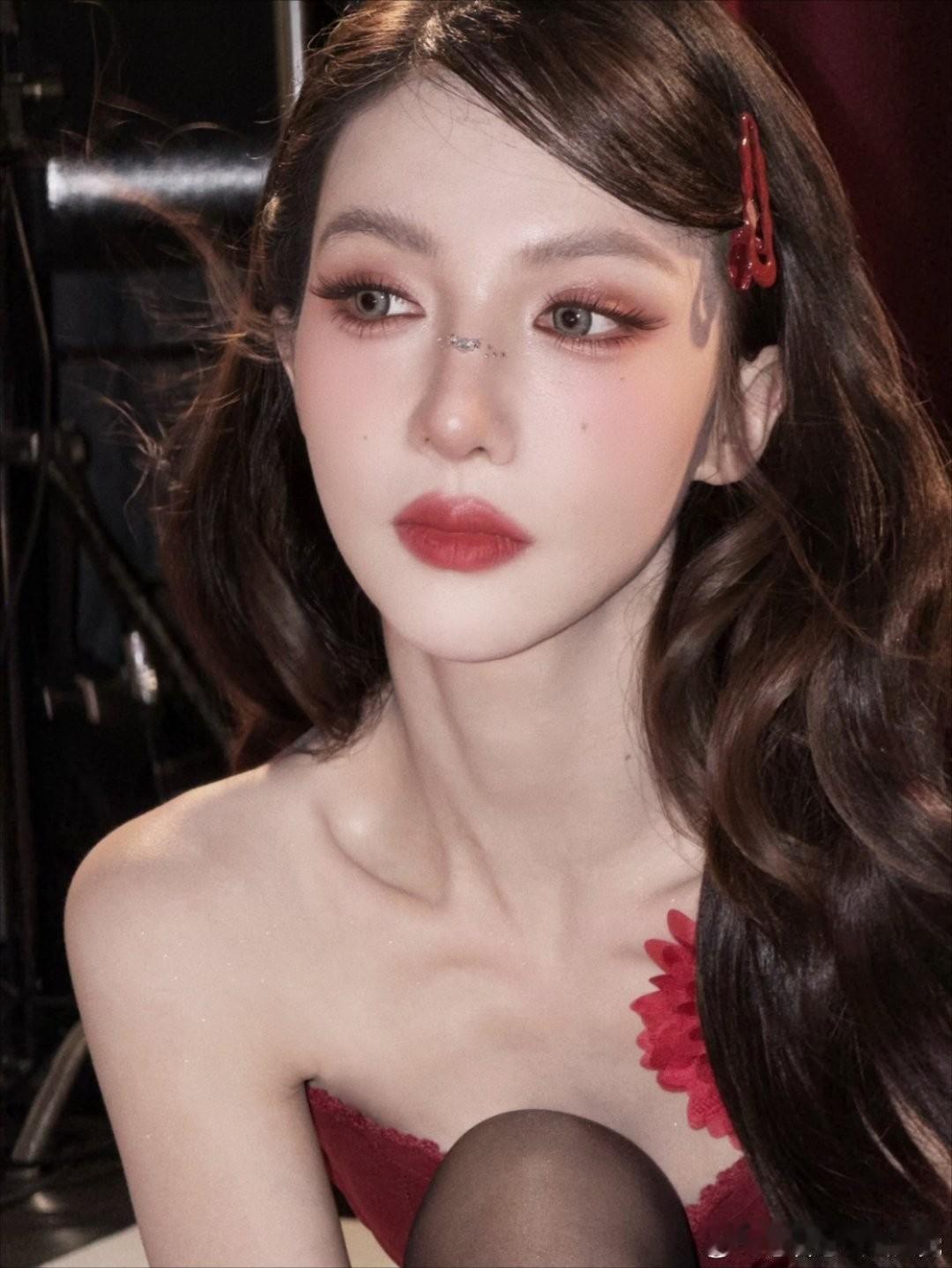 跨年表演第一个翻车的明星出现了金晨到底是怎么同意画这样一个妆的少了好多辨识度