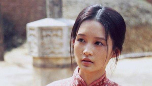 当年在拍摄《白鹿原》时，31岁的李沁和53岁的何冰有一场亲密戏，当时两人躺在床上