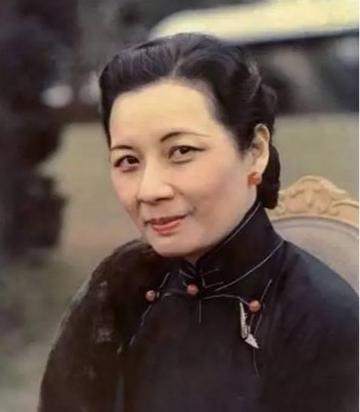宋美龄的四大怪癖，导致老蒋与她分床几十年。宋美龄生于1898年，在上海一个有钱