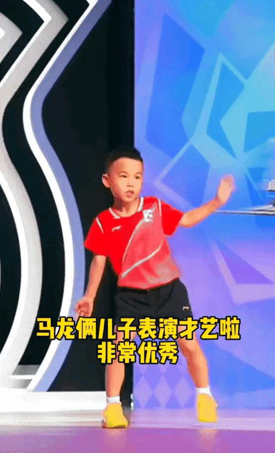 马龙家那俩小子是真懂事，你看一个穿小黄鞋，一个穿荧鲨鞋，款式不一样但看着就挺搭，
