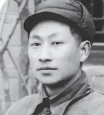 1949年湖北农妇守空坟17年，突然驶来一辆吉普车：您儿子现在是解放军司令。
