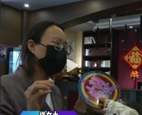 “太吓人！”6月12日，河南，男子晚上入住酒店，拿房卡没刷开房门，但他轻轻一推，