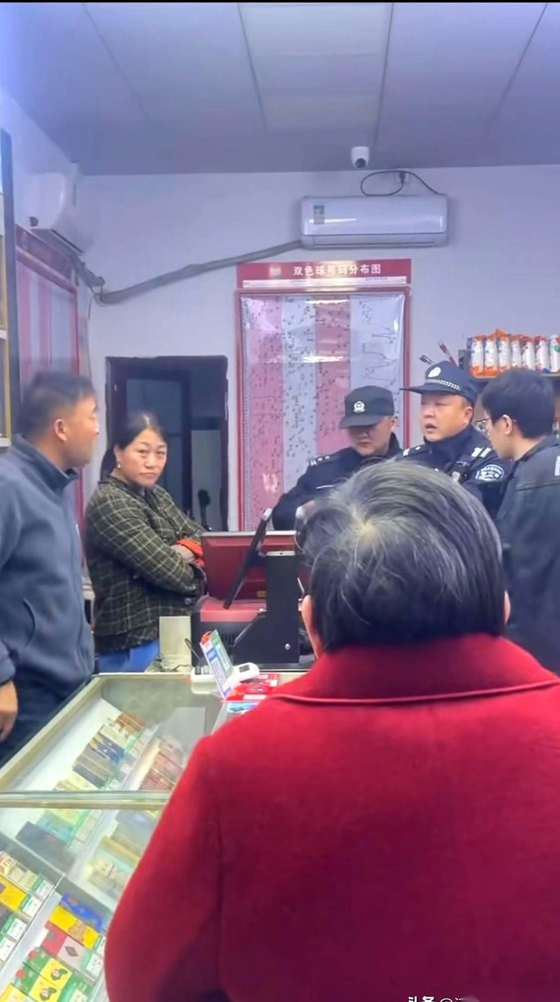 刮出了10万块！手还没捂热呢，彩票直接被老板一把抢走了。理由？——“你还没给