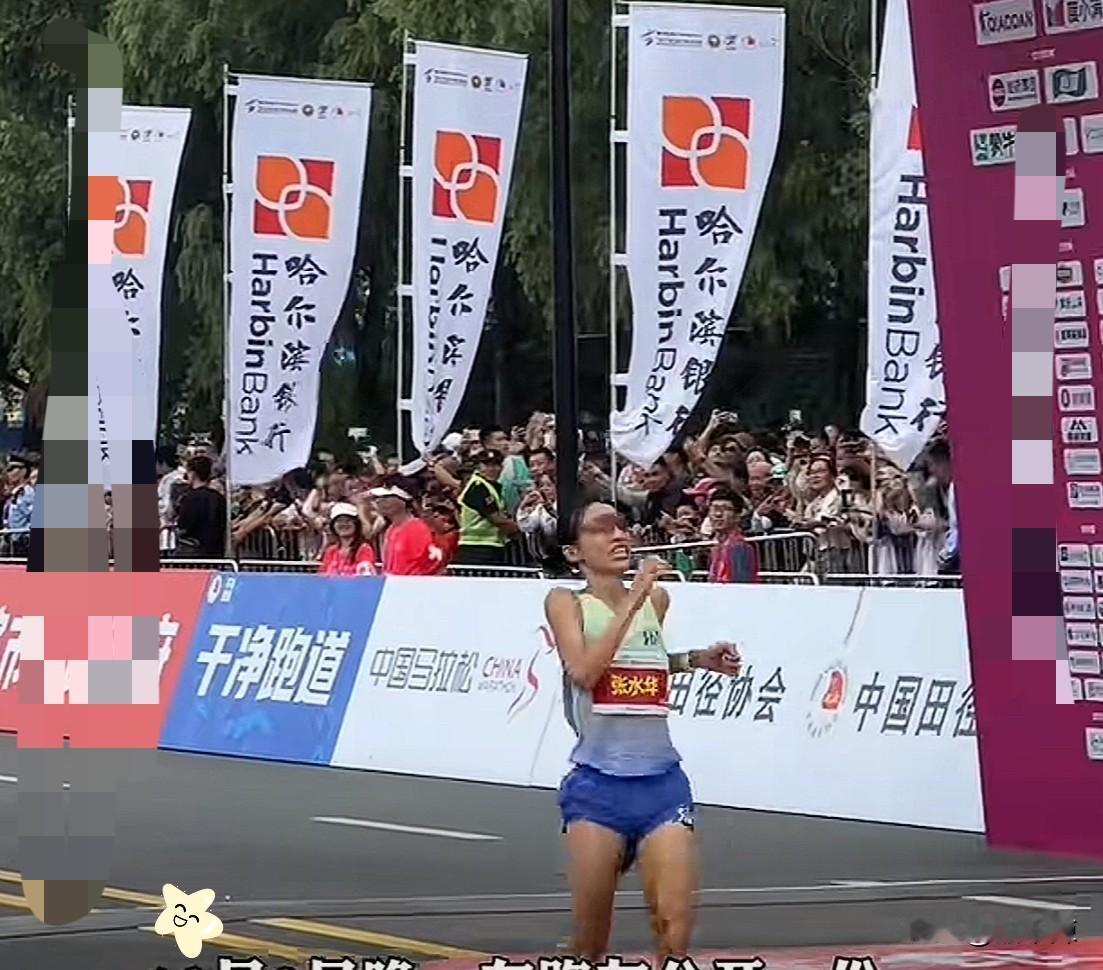 终于搞清楚了，​为什么张水华宁愿被处罚都不辞职？​原来，91年的她早就拿下主