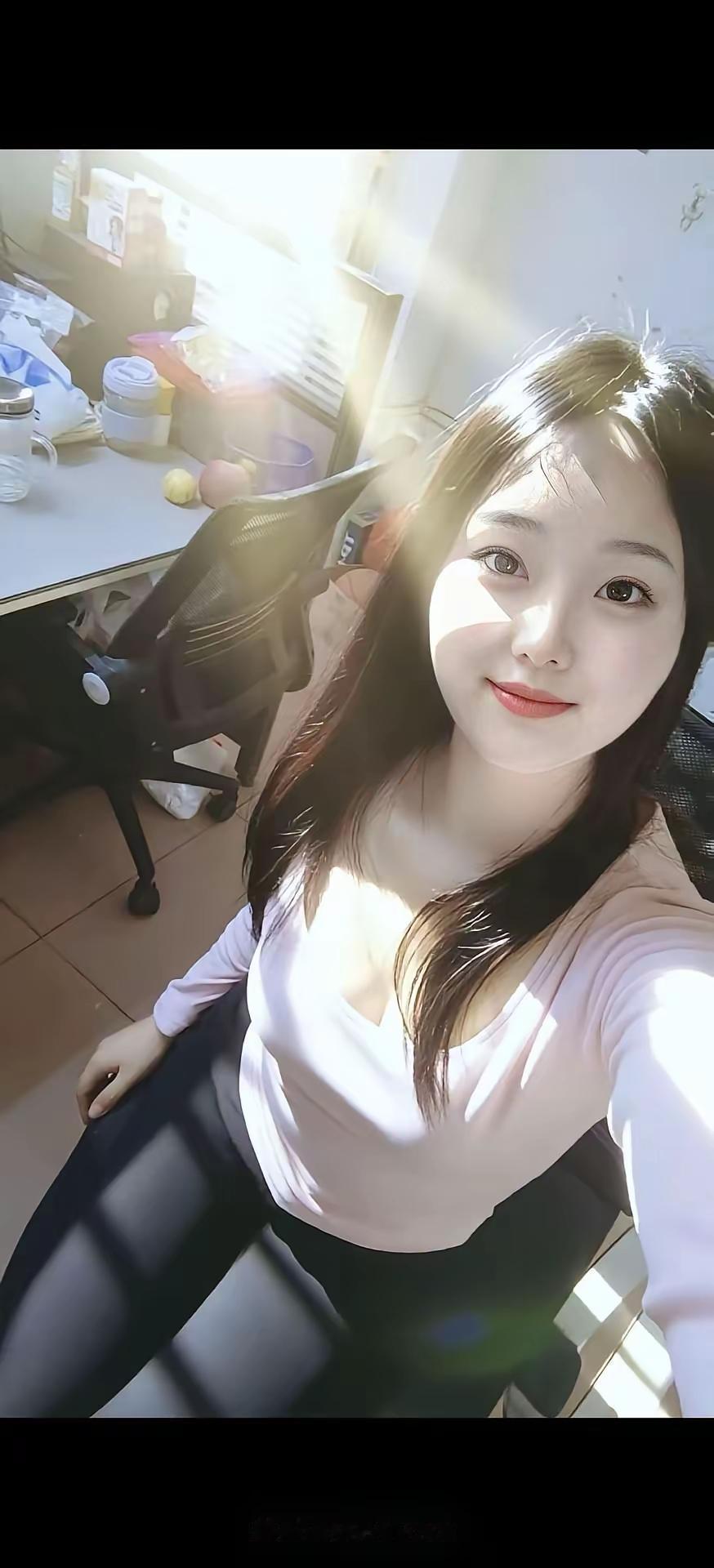 阳光洒进办公室，元气满满的一天开始啦！🌞💼