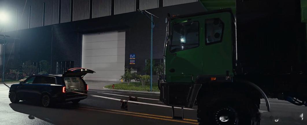 之前我是见过的小车拉大车，基本是把绳索挂在车头或车尾的拖车钩上。没想到这次小米是把绳索绑在后排座椅上