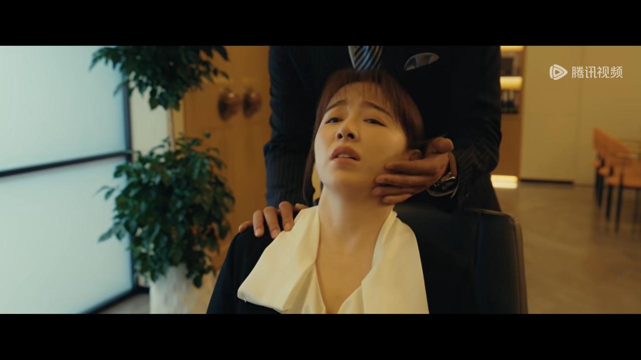 夜色正浓原来乔海伦以前也被上司骚扰过、但那个时候应该是比较年轻，但是为什么这一次