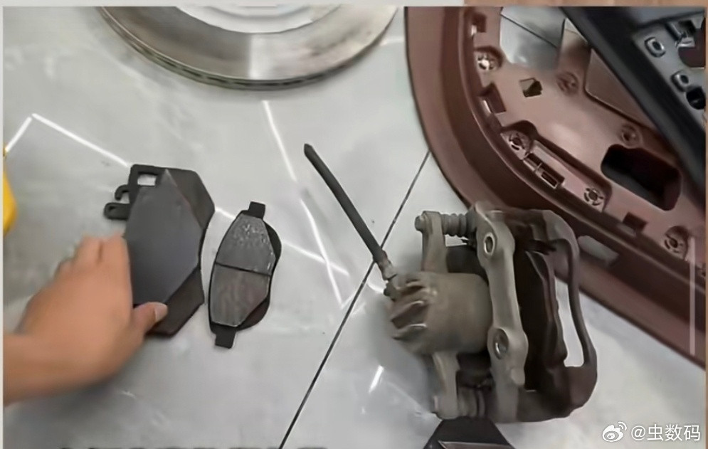 猜猜哪块是小米SU7的刹车片？[滑稽笑]​​​