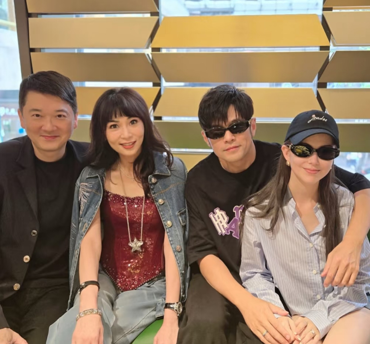 每次合照都要搂着亲爱的老婆[比心]​​​