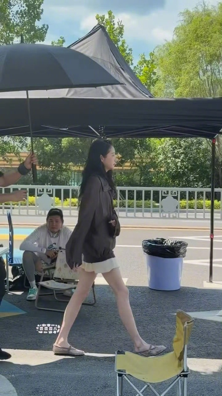 关晓彤的腿屏幕快装不下了真的被关晓彤生图腿型惊艳到，又直又长比例绝佳，线条匀称不