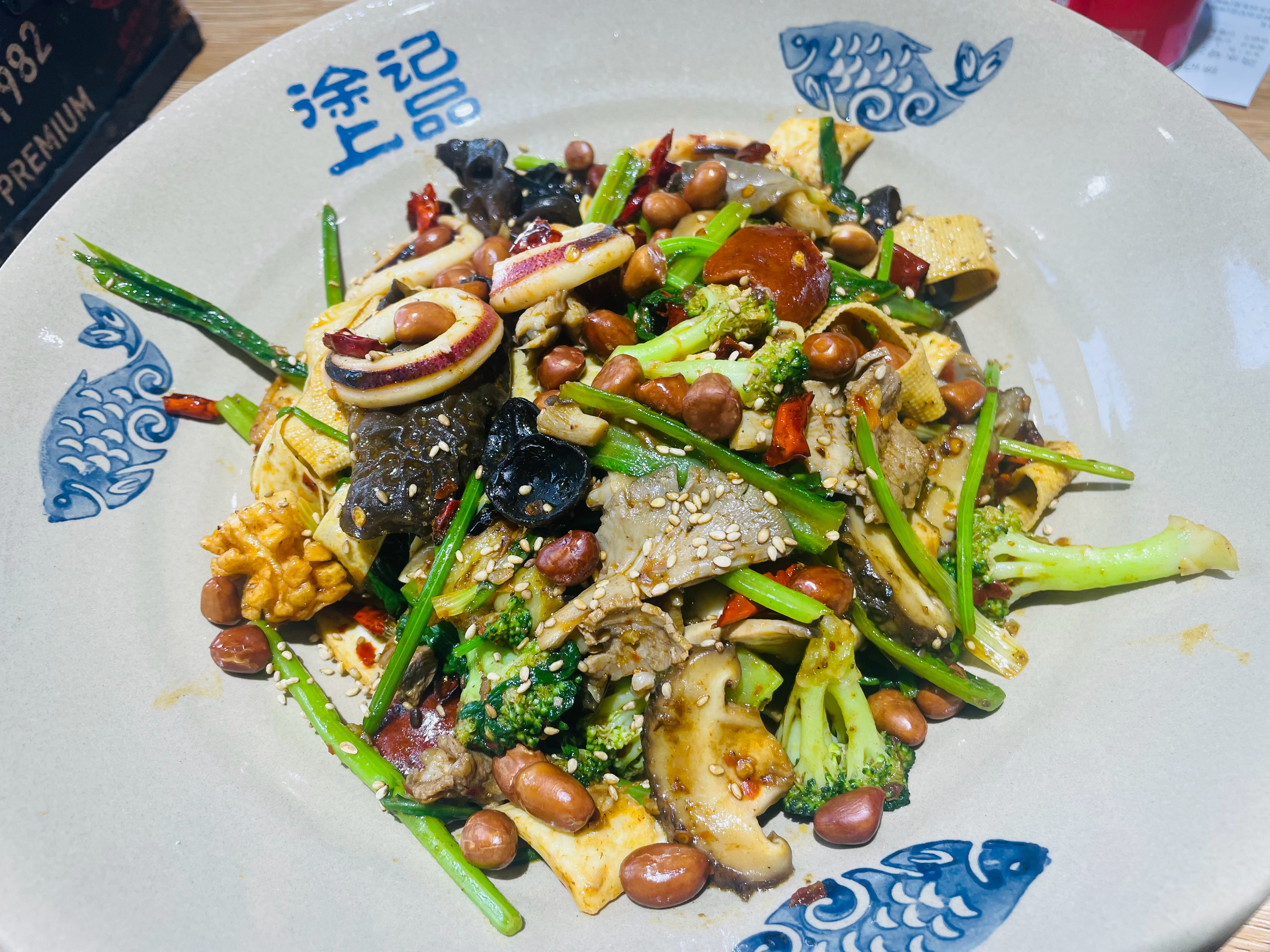 今儿中午不干鸡了，整个麻辣香锅！味道好是好，价格有点小贵！猜猜哪一盆是我的[允悲