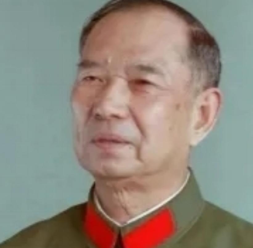 1982年10月，广州军区司令员尤太忠下连队视察，阅兵场上一个副团长让他愣住了—