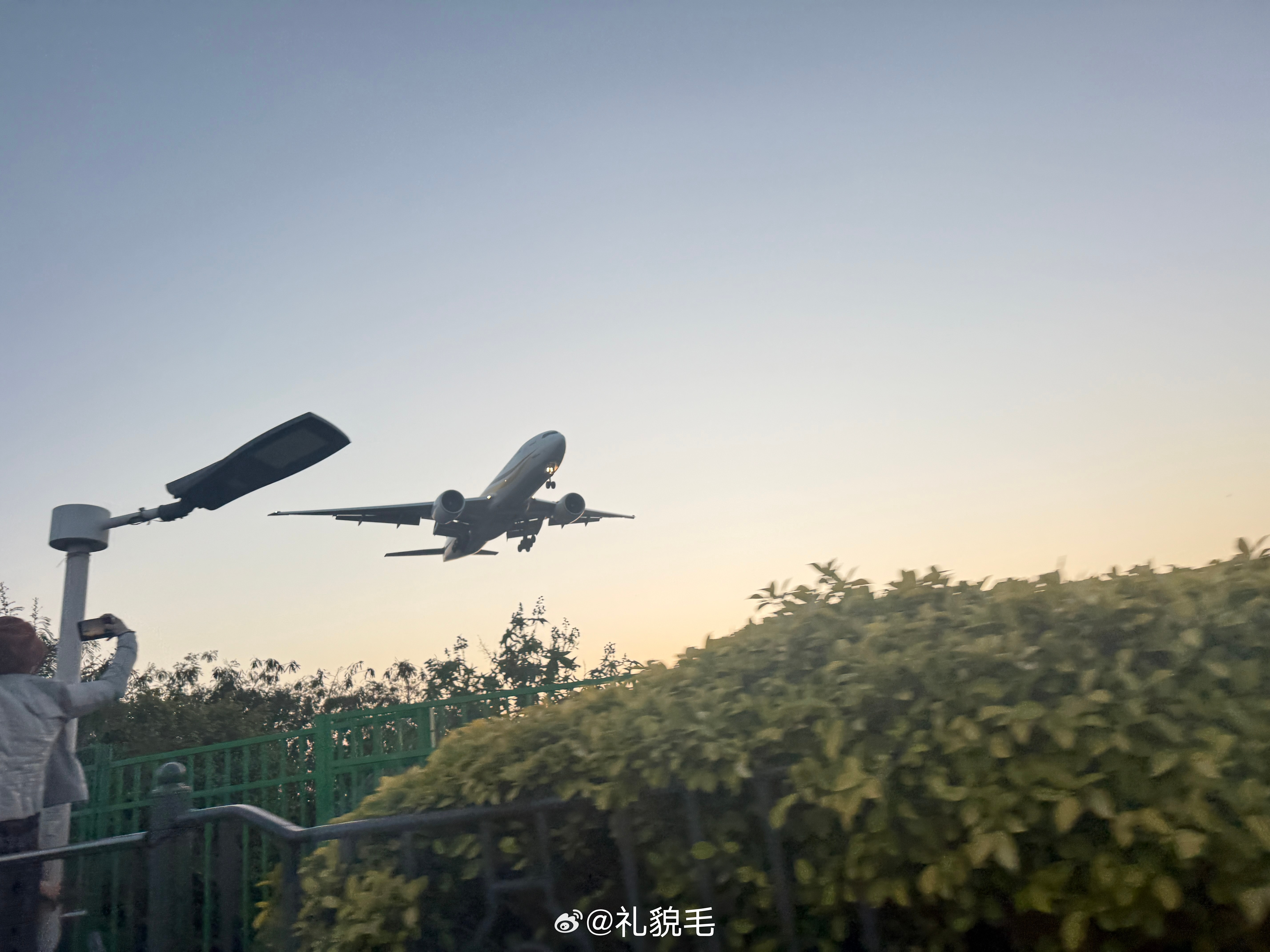 路过厦门著名景点了好多人在这儿拍飞机我每次落地厦门经过这段都紧闭双眼不敢看，感觉