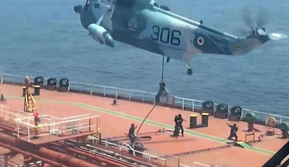 中东又悬了！伊朗直接动手，扣了美国人的油轮。特朗普气得跳脚，到处摇人准备开打。以