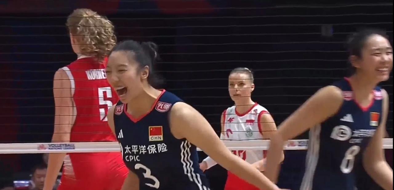 中国女排艰难时刻杀出最大“黑马”，25-20扳回一局！中国女排迎战劲旅波兰，虽然