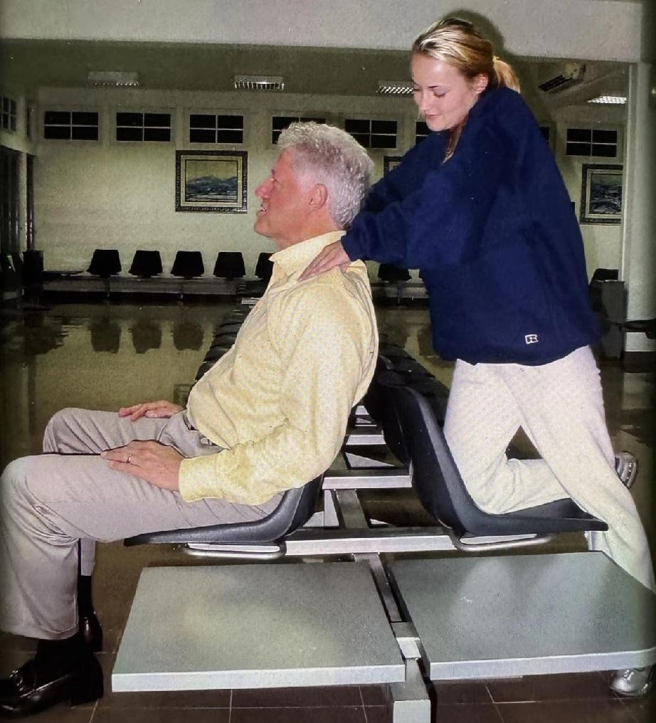 克林顿和爱波斯坦都在享受着异性的按摩。克林顿被按摩的是颈肩，爱泼斯坦做的是足疗