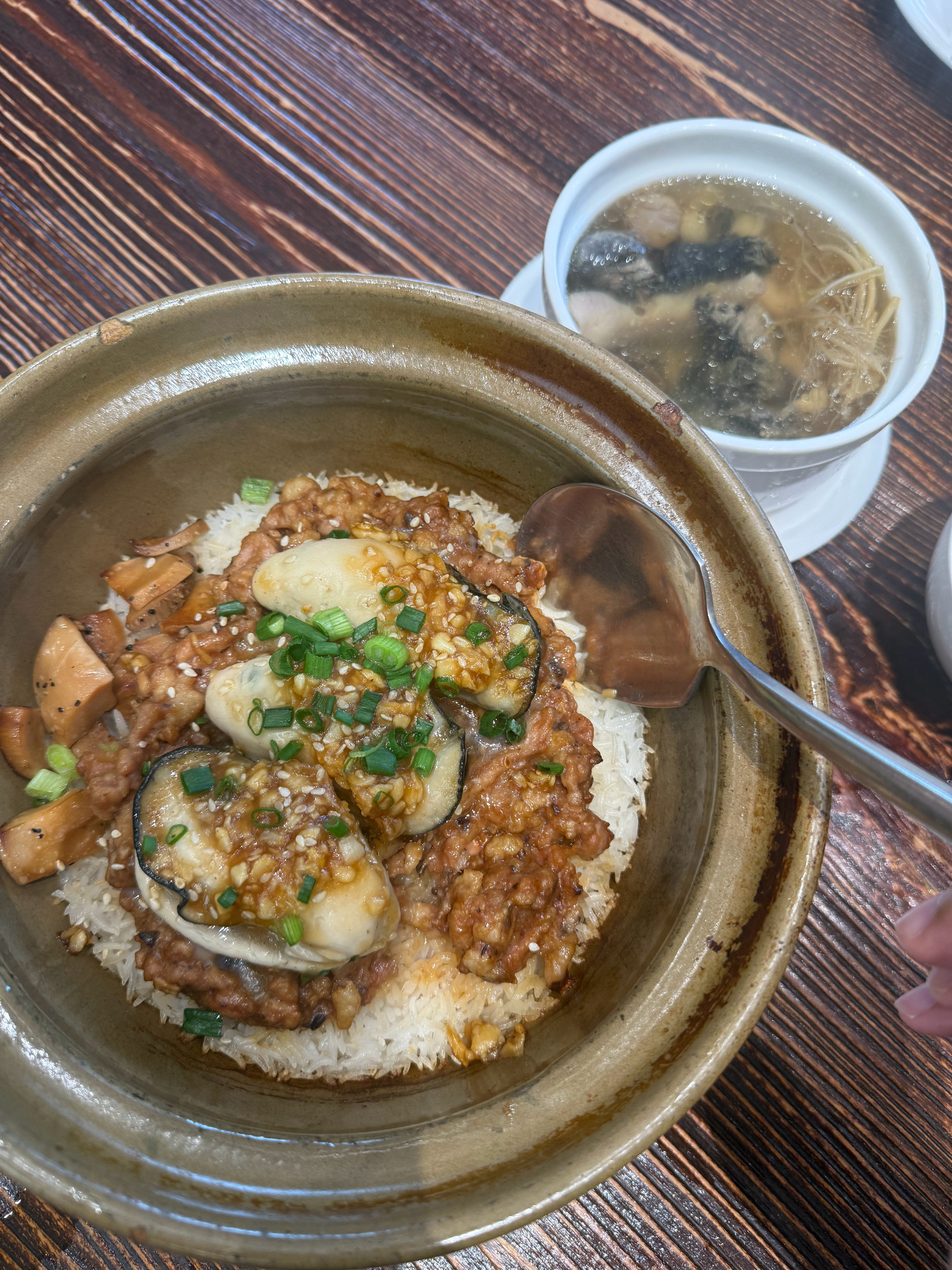 天气一冻，中午就只能吃煲仔饭