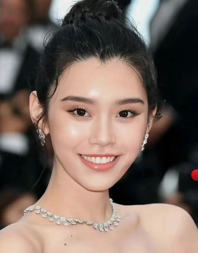 奚梦瑶说：“那天我女儿去外面跟一只猫玩，不一会儿她就哭了，我赶快去看，我女儿在我
