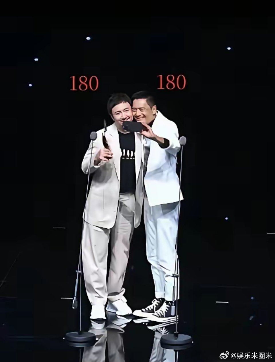 沈腾的公开资料显示其身高是180cm，周润发曾经在节目上自爆自己的真实身高是17