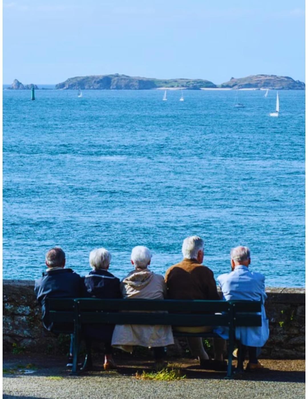 人一旦到了退休的年纪真的奉劝大家能在城里养老就不要回农村很多人都会觉得