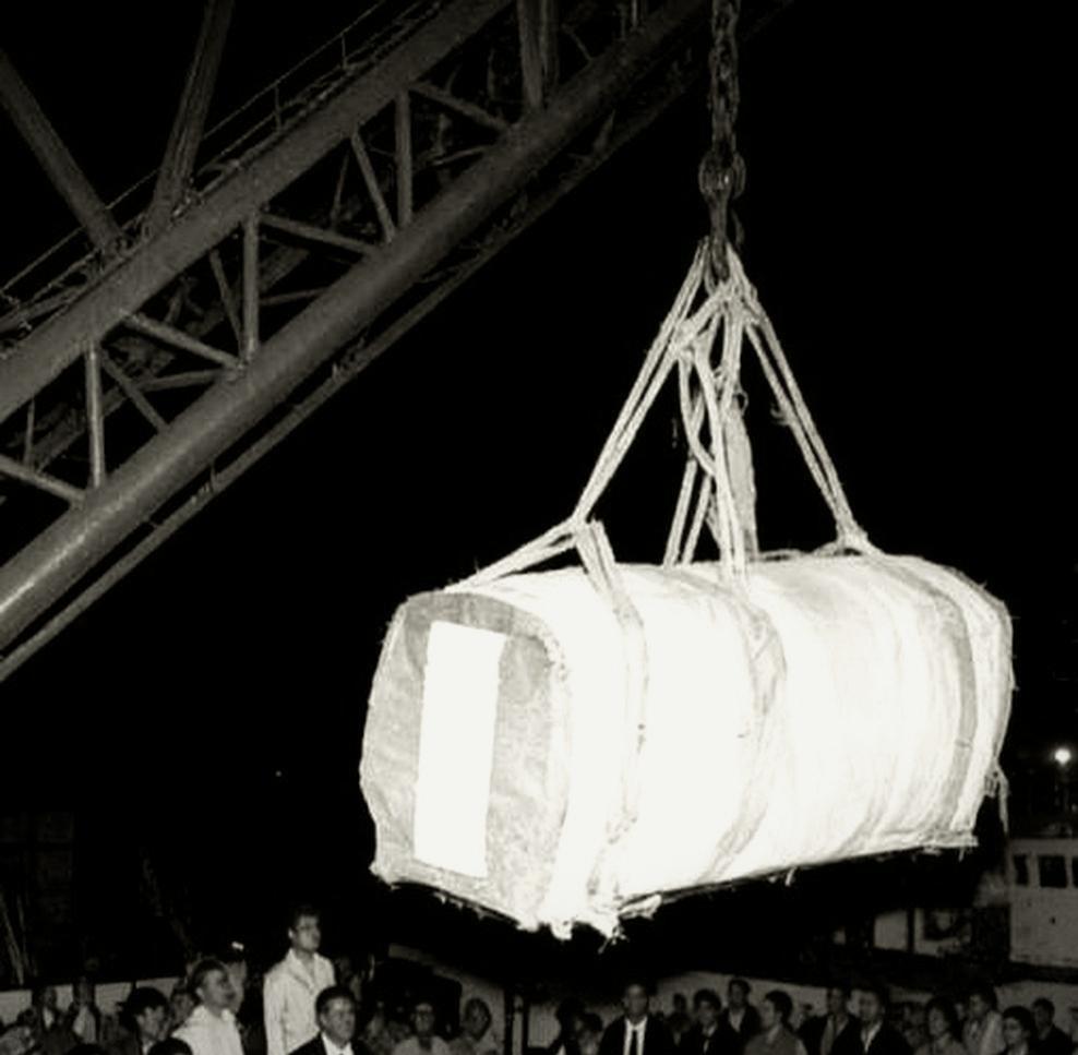 1953年，装着杜月笙尸体的棺材，被运抵台北码头时，一张罕见的镜头，从照片中我们