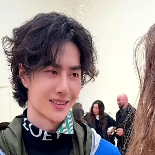 谁能想到，巴黎时装周的顶奢秀场，品牌自家高管都得靠边站。罗意威（LOEWE）