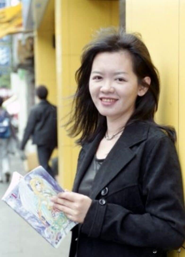 1990年代的少女漫画天后游素兰，代表作有《倾国怨伶》《火王》等，深受无数粉丝喜