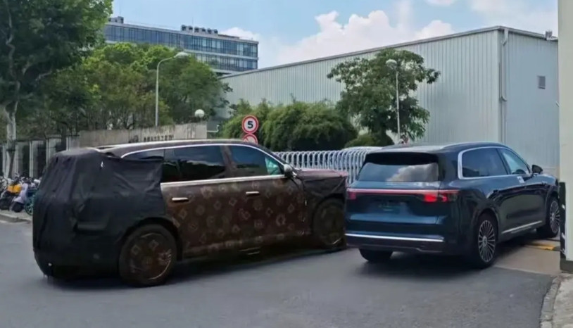 听说这是M9加长版，那么能想到的另一个名字就是“问界M9非凡大师版！”和旁边的