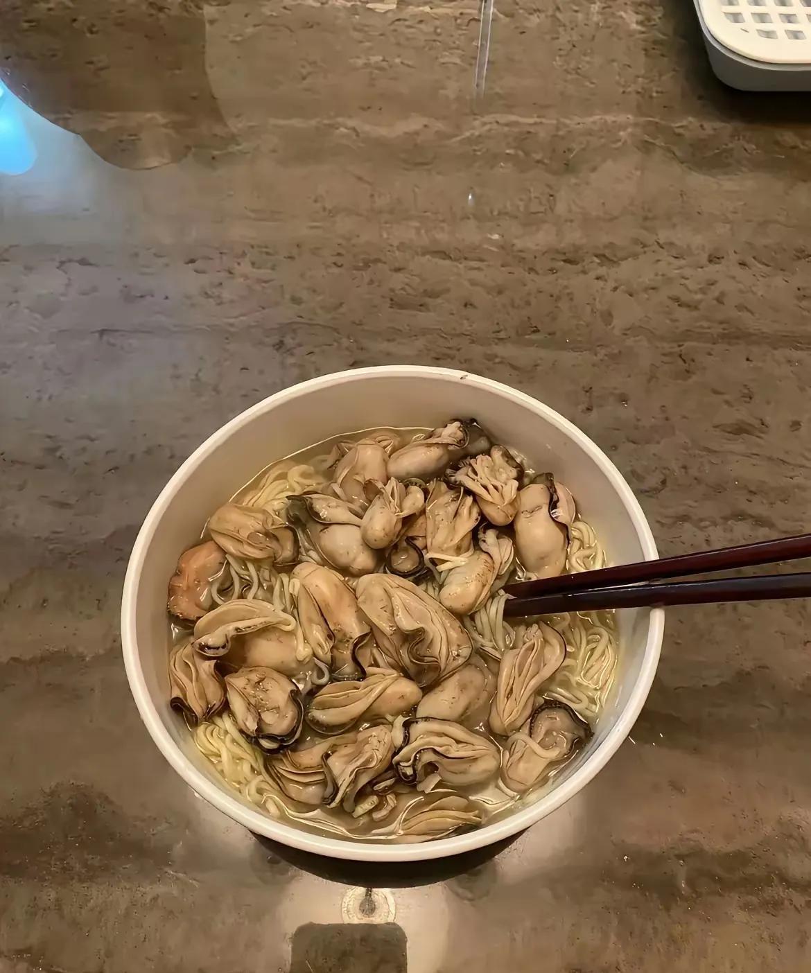 一朋友，无缘无故的，他老婆最近总挑些鸡毛蒜皮的小事和他吵架。昨天又大吵了一次今
