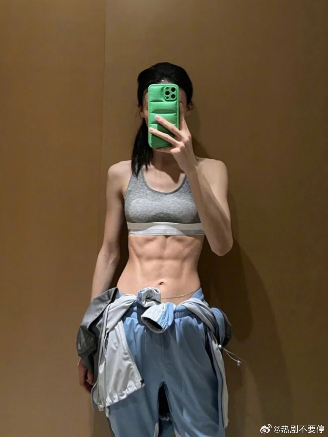 金晨腹肌对镜拍健身这一块金晨太权威了