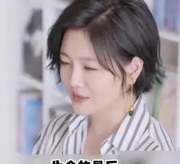 这文章写得跟连续剧似的，但仔细扒拉扒拉时间线就能发现不少漏洞。首先说黄春梅被小S