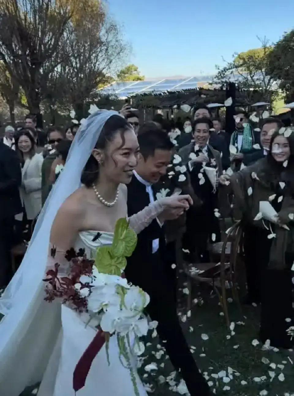 霍震霆朱玲玲现身小儿子婚礼！笑容满面对儿媳满意，俩人相处体面，11月17日，霍启