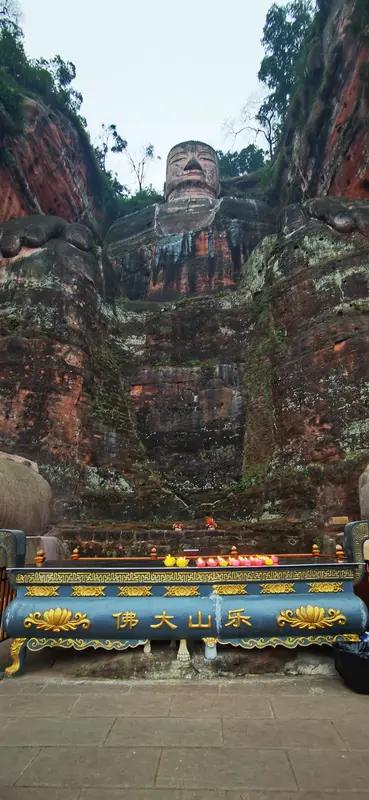 元旦去乐山大佛景区，这得看个人喜好。2026年元旦首日，景区就接待了31057人