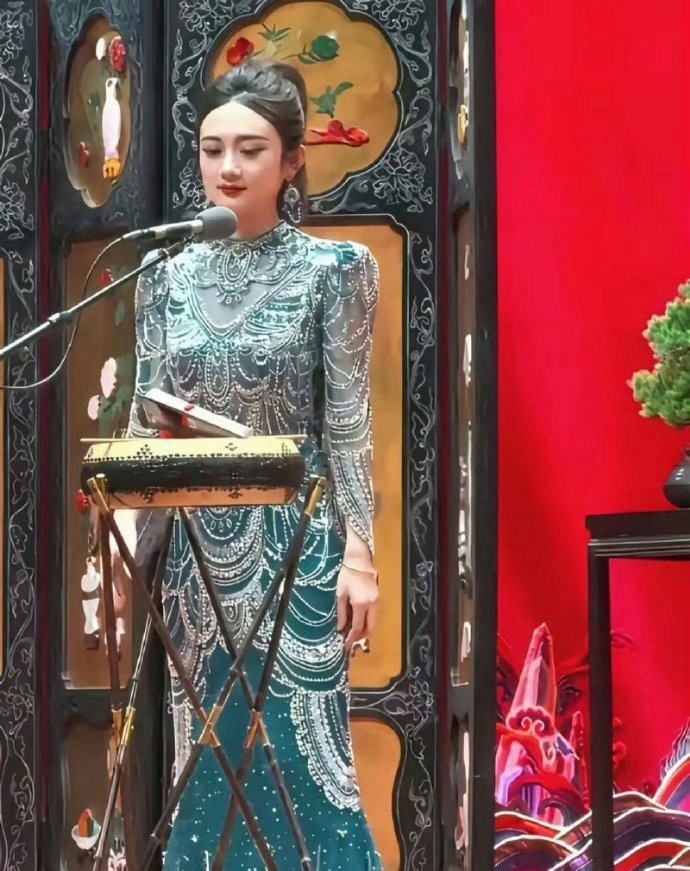 突然发现，德云社的张婉怡跟赵丽颖长得好像